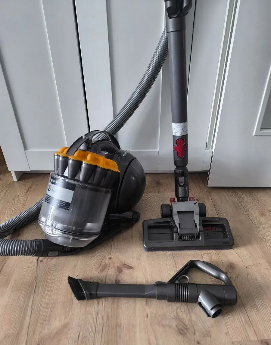 Bezsáčkový vysavač Dyson 750 W