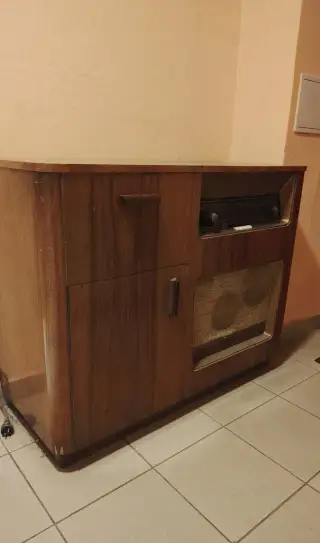 Skříňové rádio s gramofonem