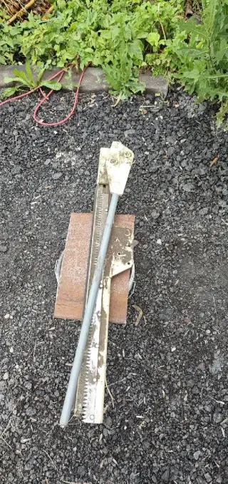 Řezačka fólie z baličky temak T4