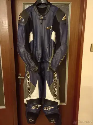 Kombinézu Alpinestars.