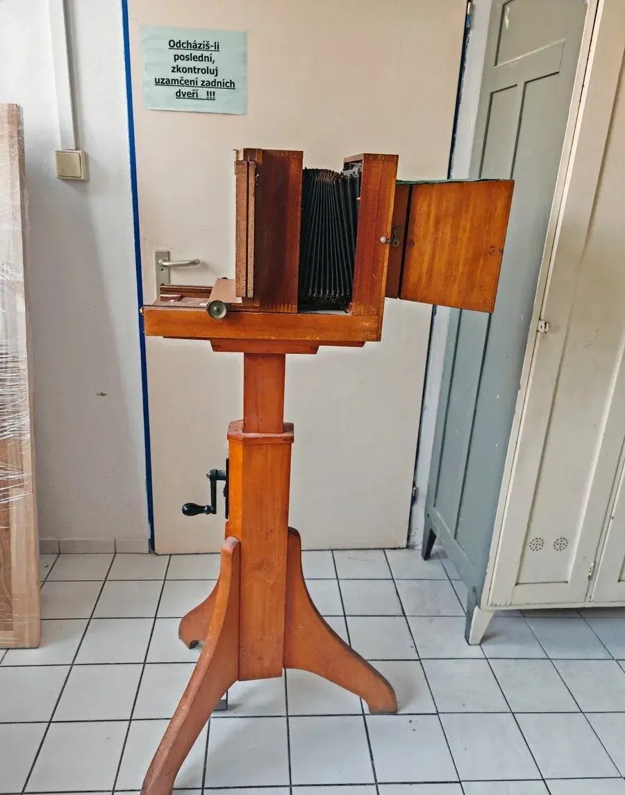 Ateliérový deskový dřevěný fotoaparát se stojanem
