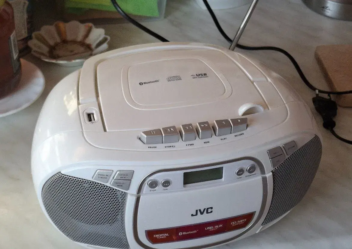 Přenosný radiomagnetofon JVC RC-E451W bílý