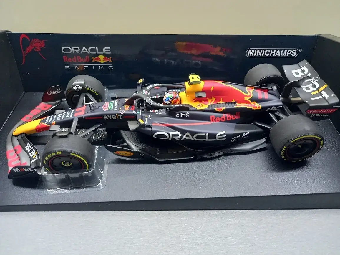 F1 RED BULL RB18 PEREZ VÍTĚZ SINGAPUR 2022 MINICHAMPS 1:18