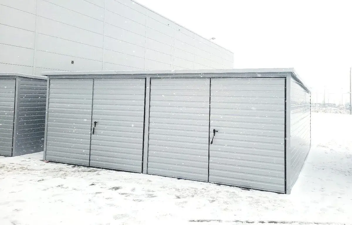 Plechová montovaná garáž 6×6 m – stříbrná „JOVITA“