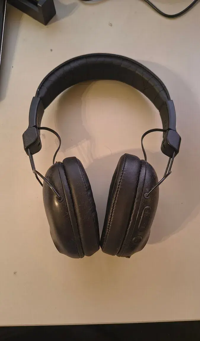 bezdratova sluchatka JLab Studio Pro