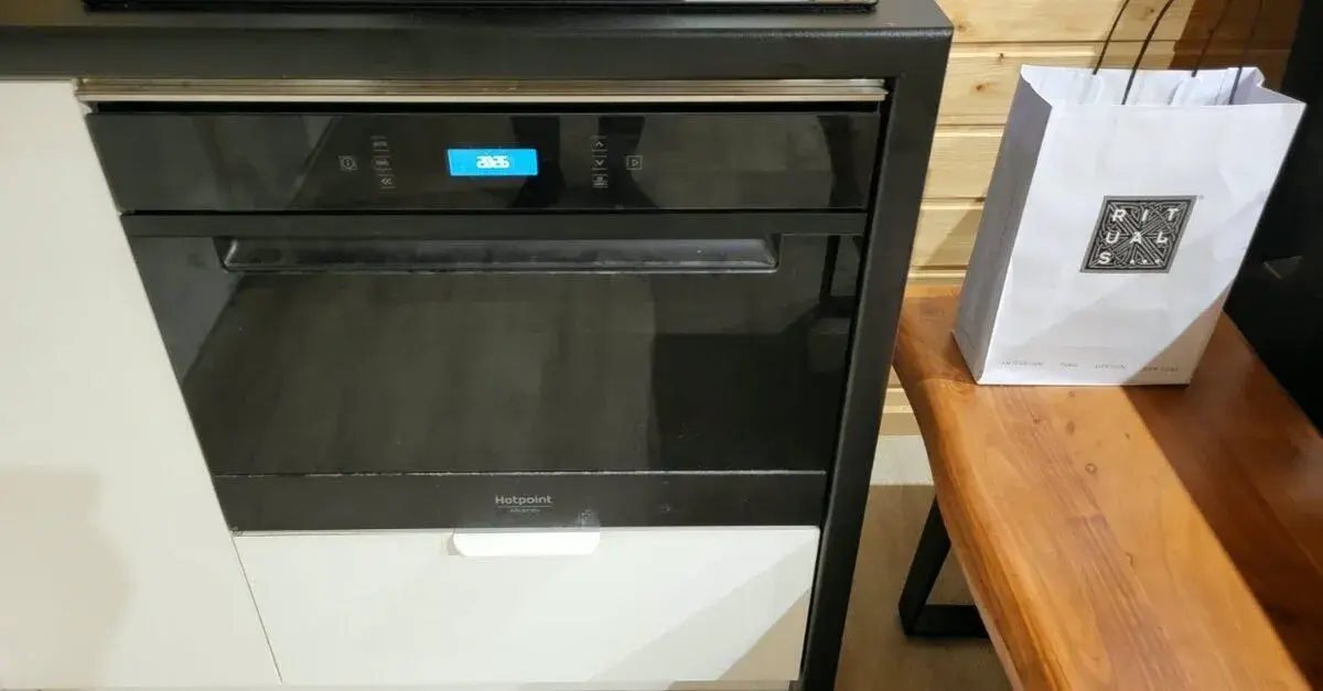 Vestavná mikrovlnná trouba Hotpoint MP 776 BMI HA