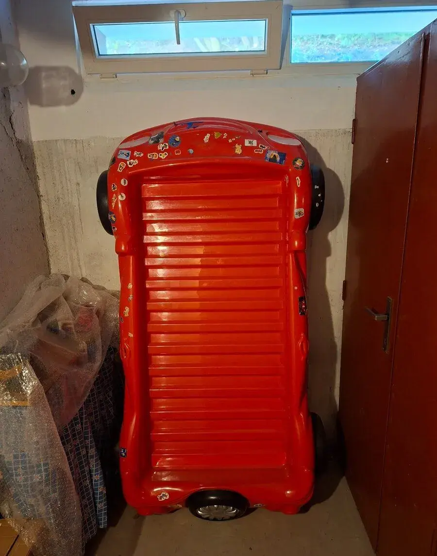 Dětská postel autíčko