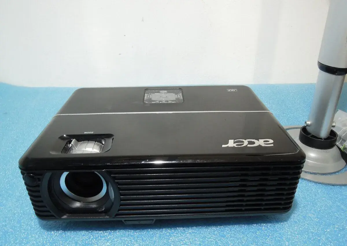 DLP projektor Acer P1265 + stropní držák za symbolickou cenu
