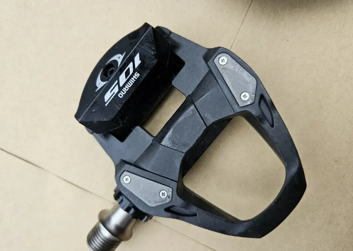 Silniční pedály Shimano 105