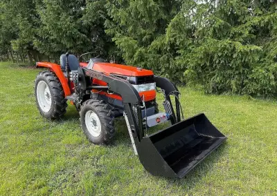 Malotraktor Kubota GL27 4x4 čelním nakladačem a lopatou 450
