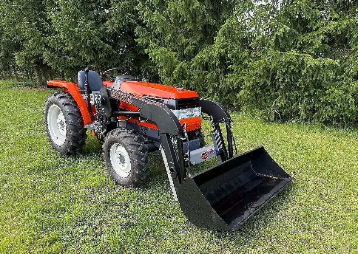 Malotraktor Kubota GL27 4x4 čelním nakladačem a lopatou 450