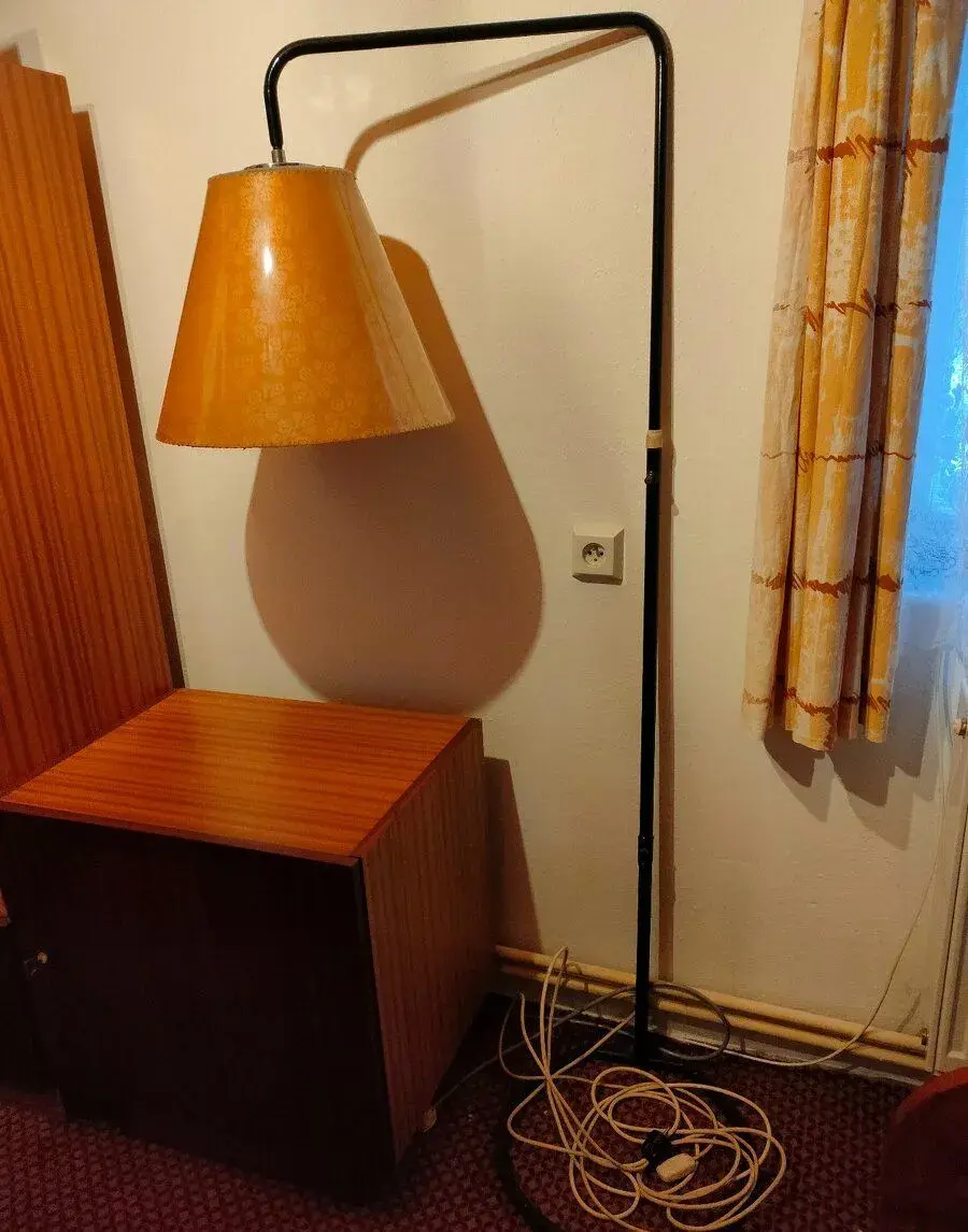 Retro stojací lampa