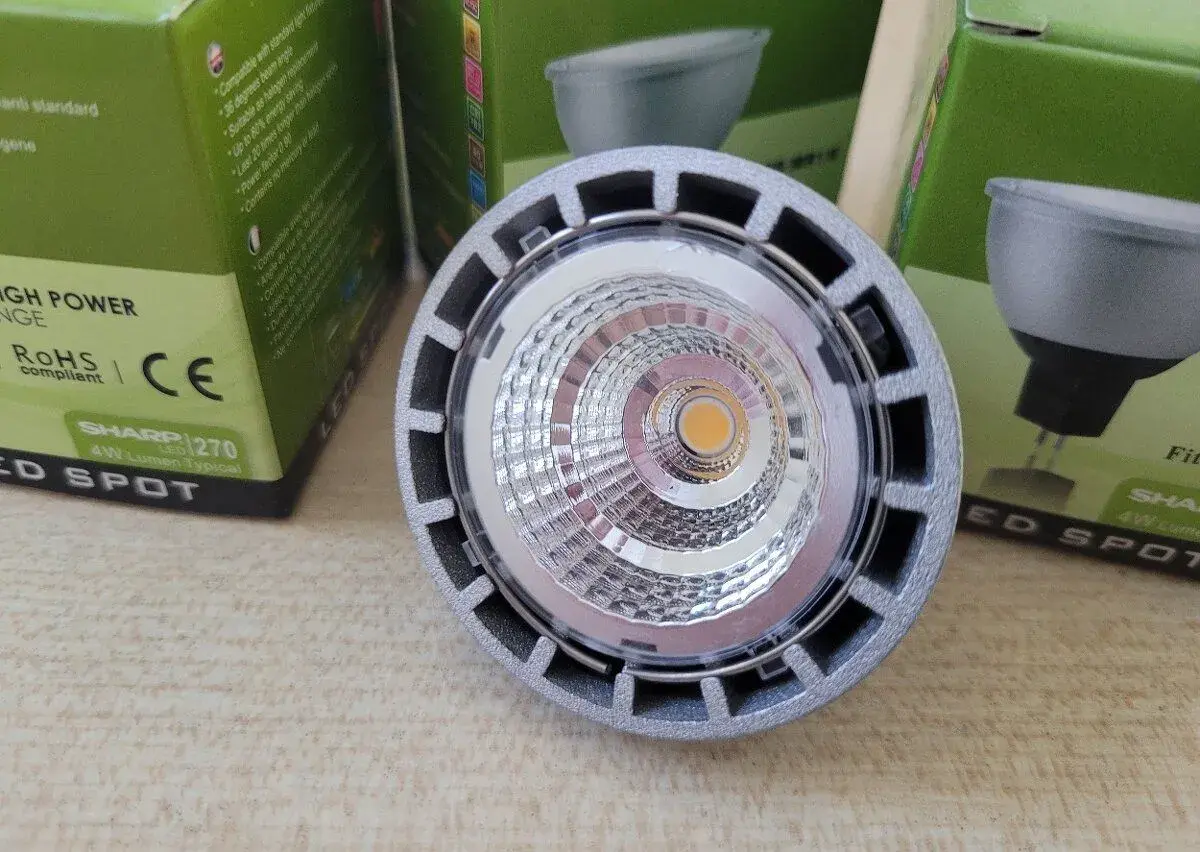 LED žárovka MR16