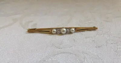Zlatá brož s diamanty a perlami