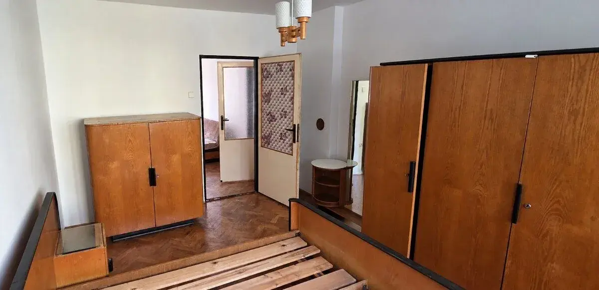 UP závody retro ložnice – postel, skříně, noční stolky