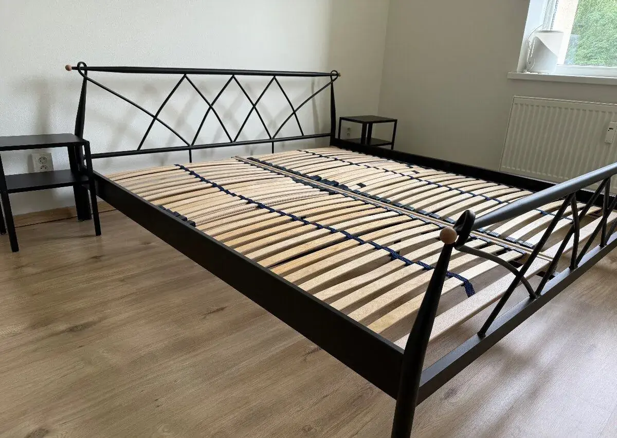 Kovou postel s rošty i matracemi