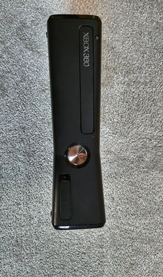 Xbox 360 s kinectem ,3 ovladače + 16 her