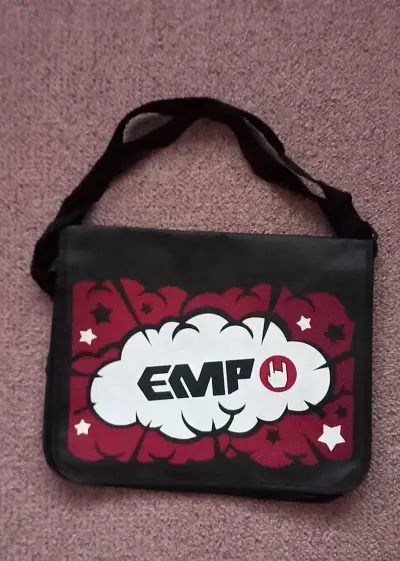 Nová lehká taška přes rameno z EMP -