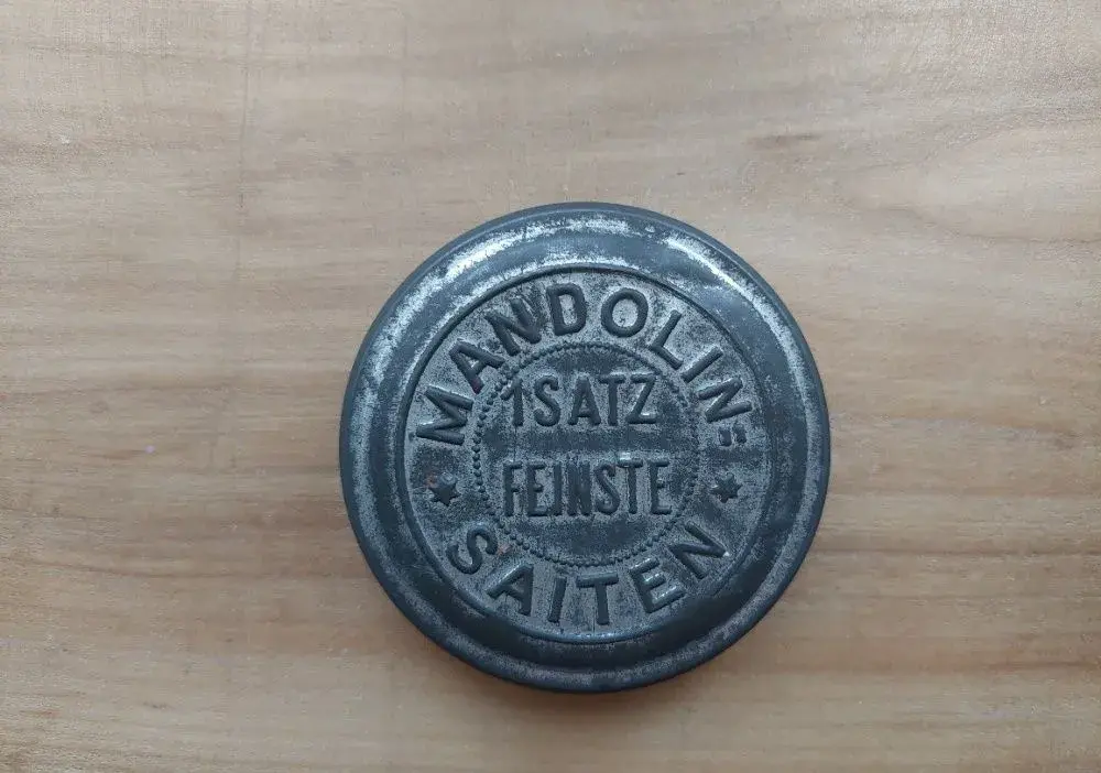Hodně stará retro plechovka Mandolin Saiten krabička struny