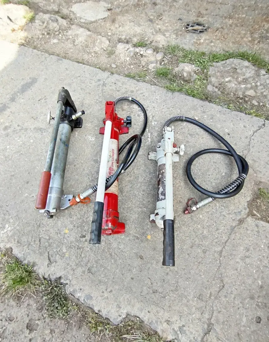 tři ruční hydraulické pumpy