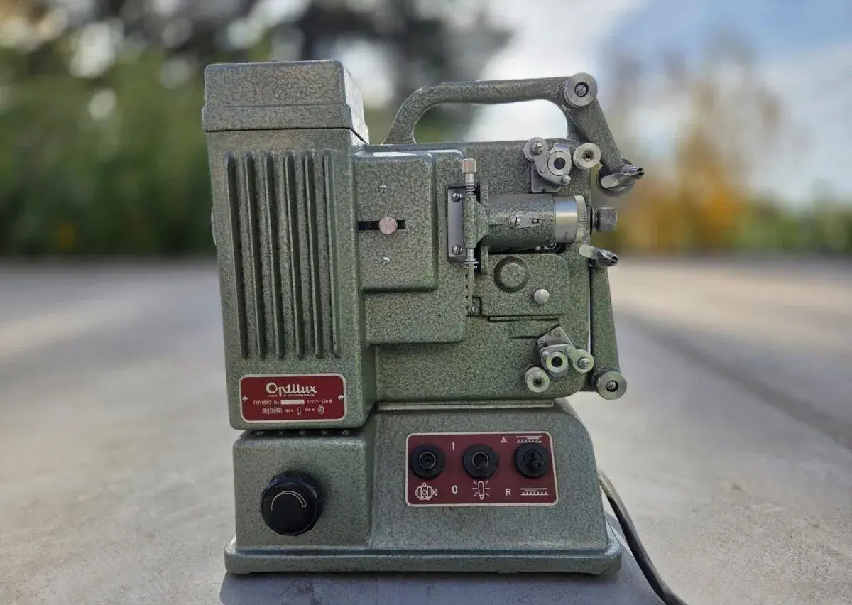 Historická promítačka 8mm Optitlux