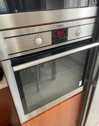 Vestavěná trouba AEG
