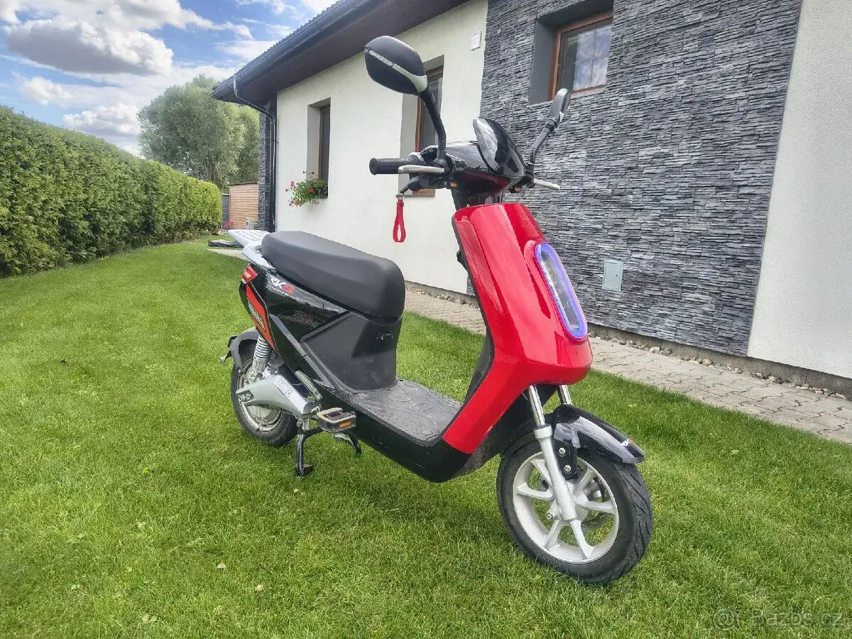 Elektrický skútr RKS R8 (papírově elektrokolo)