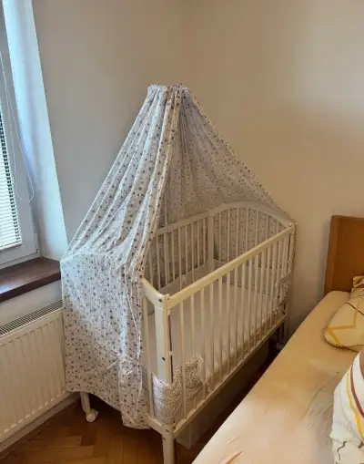 Dětská postýlka s nebesy a matrací