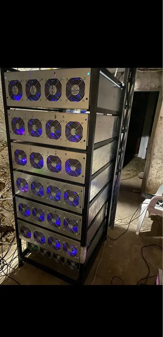 8x mining rig case na 8GPU + regál včetně rozvaděče kvalitní