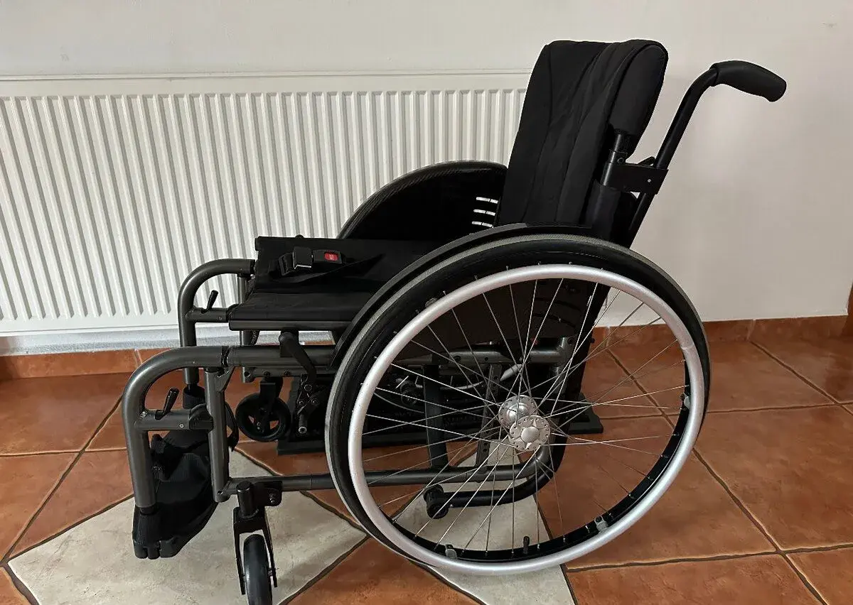 Invalidní vozík odlehčený skládací s blatníky