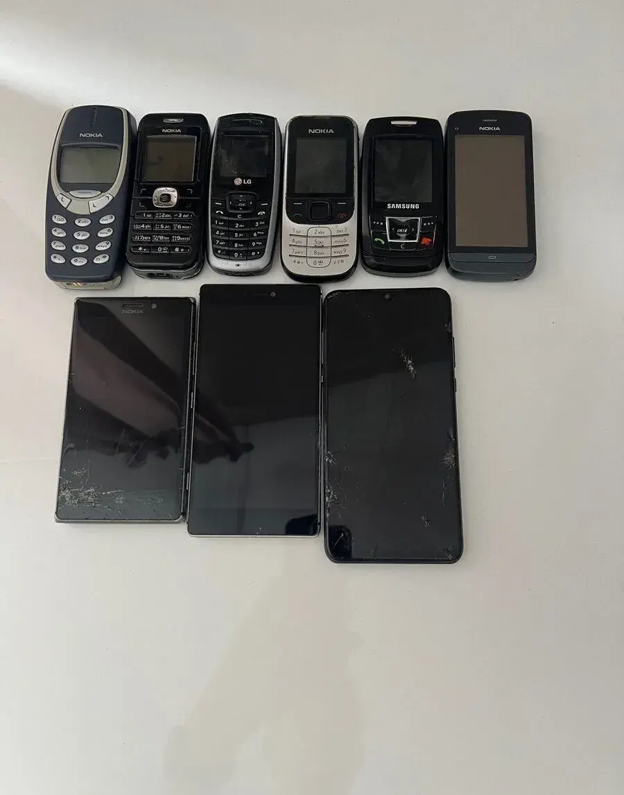 Sbirka 9x telefonu/mobily na ND