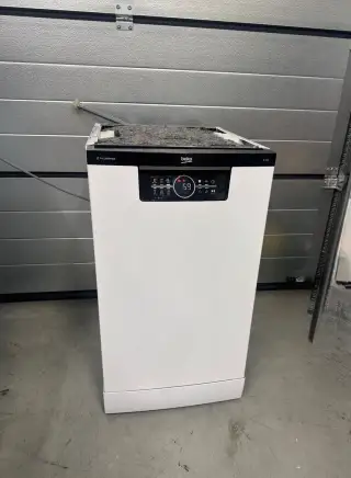 Beko úzká moderní myčka 45cm, 3 koše