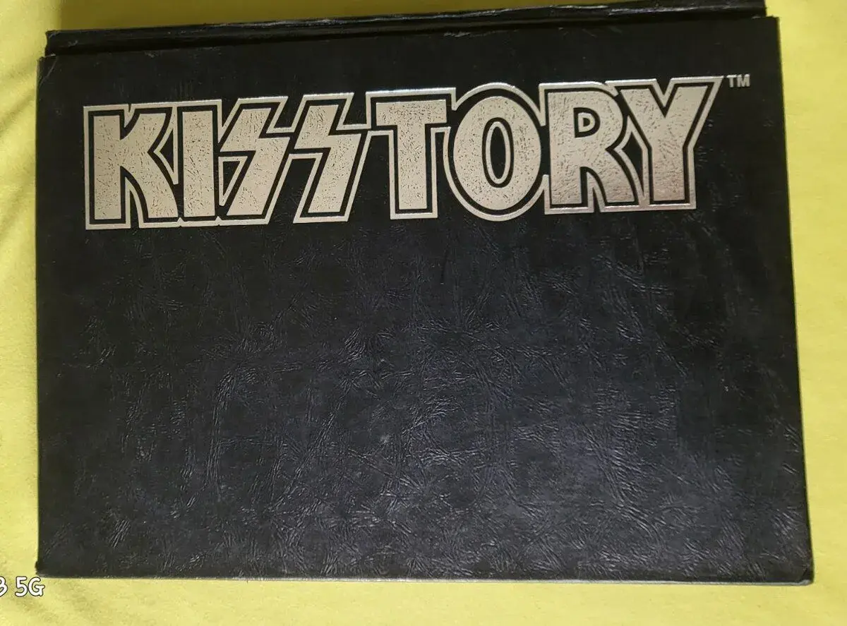 KISS - KISSOLOGY - RARITA limitovaná kniha (výtisk č.385)