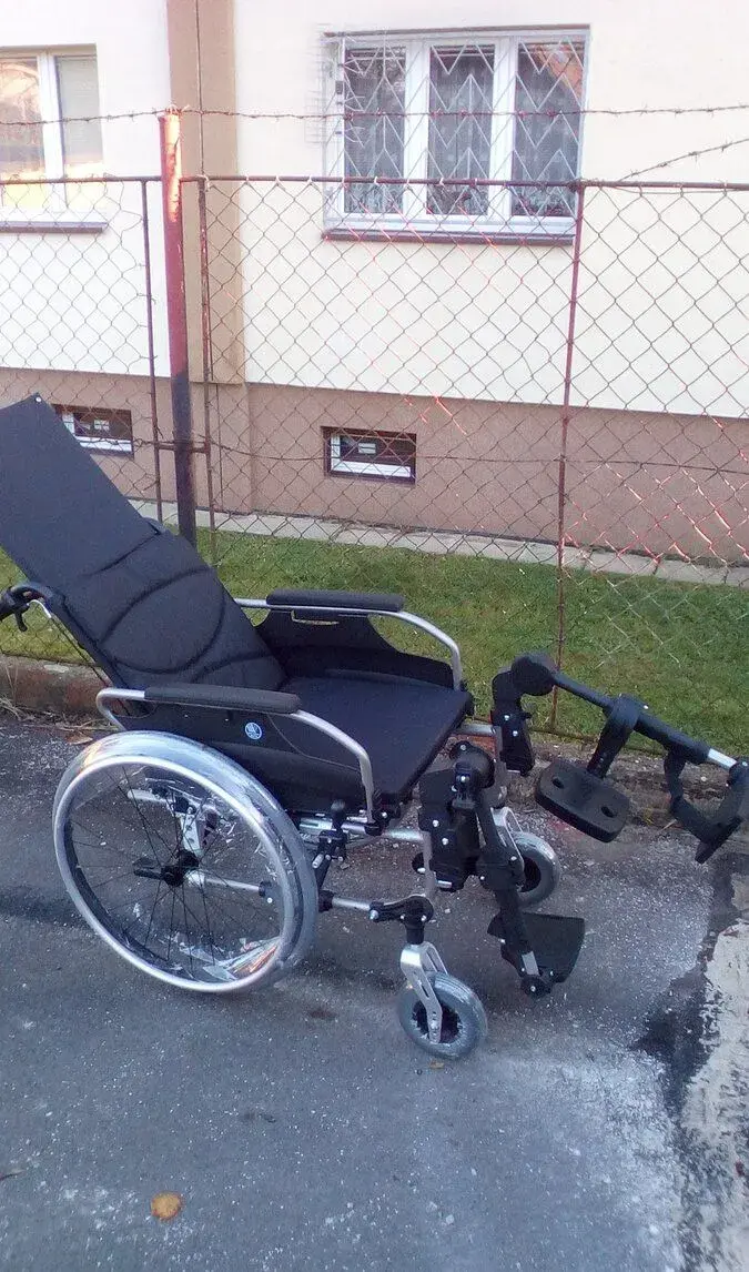 INVALIDNÍ VOZÍK-polohovatelný-46,48 cm-mohu zaslat po ČR