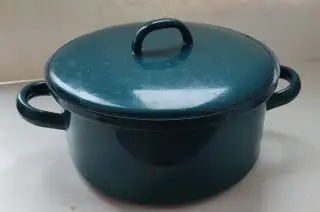 Modrý retro hrnec s poklicí
