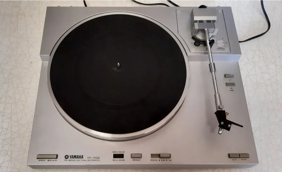 Gramofon YAMAHA YP-7100