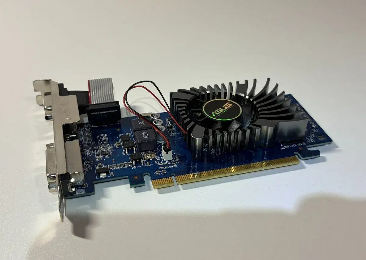 Základní grafická karta ASUS GeForce GT 210 (1GB)