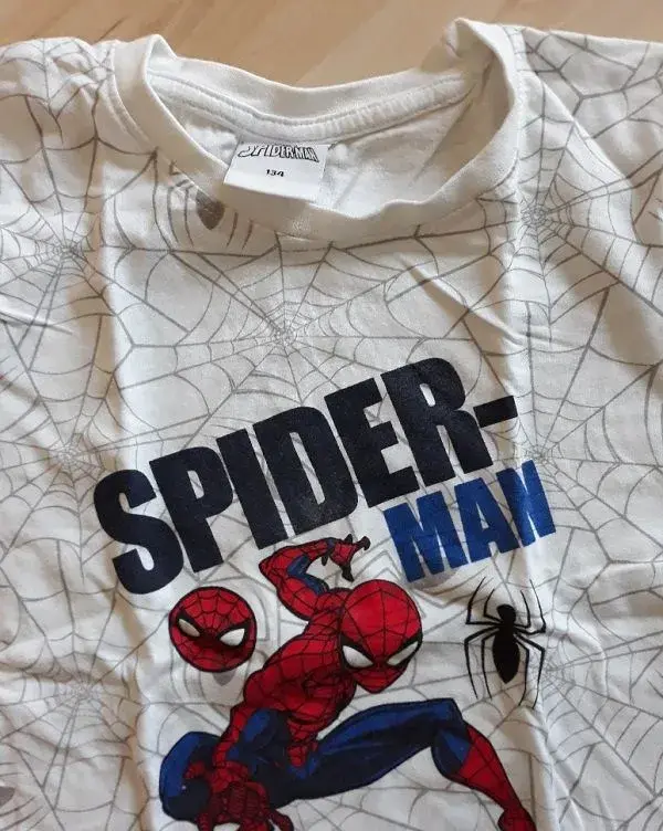 Mikinu, pyžamo, kšiltovku, brýle a 2 trika Spider man