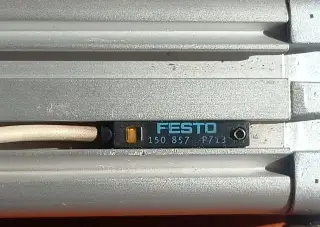 Festo DNC-32-100-PPV-A – pneumatický válec se 2 snímači