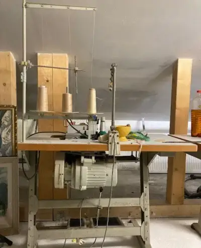 Průmyslový šicí stroj GARUDAN SH-6003 – overlock se stolem