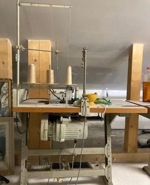 Průmyslový šicí stroj GARUDAN SH-6003 – overlock se stolem
