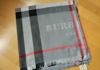 Stříbrný šátek / pléd Burberry