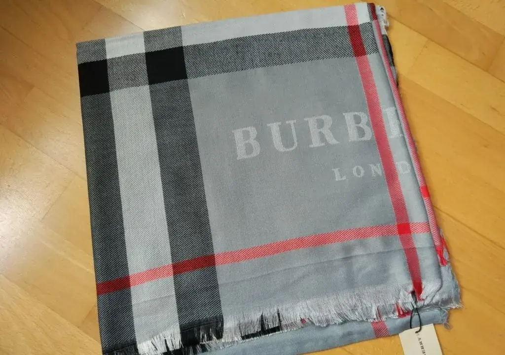 Stříbrný šátek / pléd Burberry