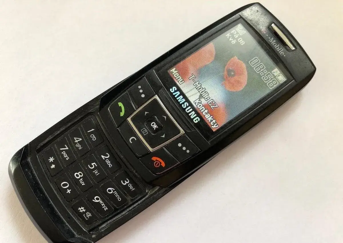 Samsung SGH-E250 se zárukou
