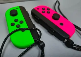 🎮 Nintendo Switch Joy-Con – Pink & Green
