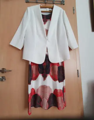 Společenské šaty a bílé sako