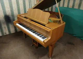 Moderní zánovní křídlo MAY by Schiedmayer ́mod.155 vč.záruky
