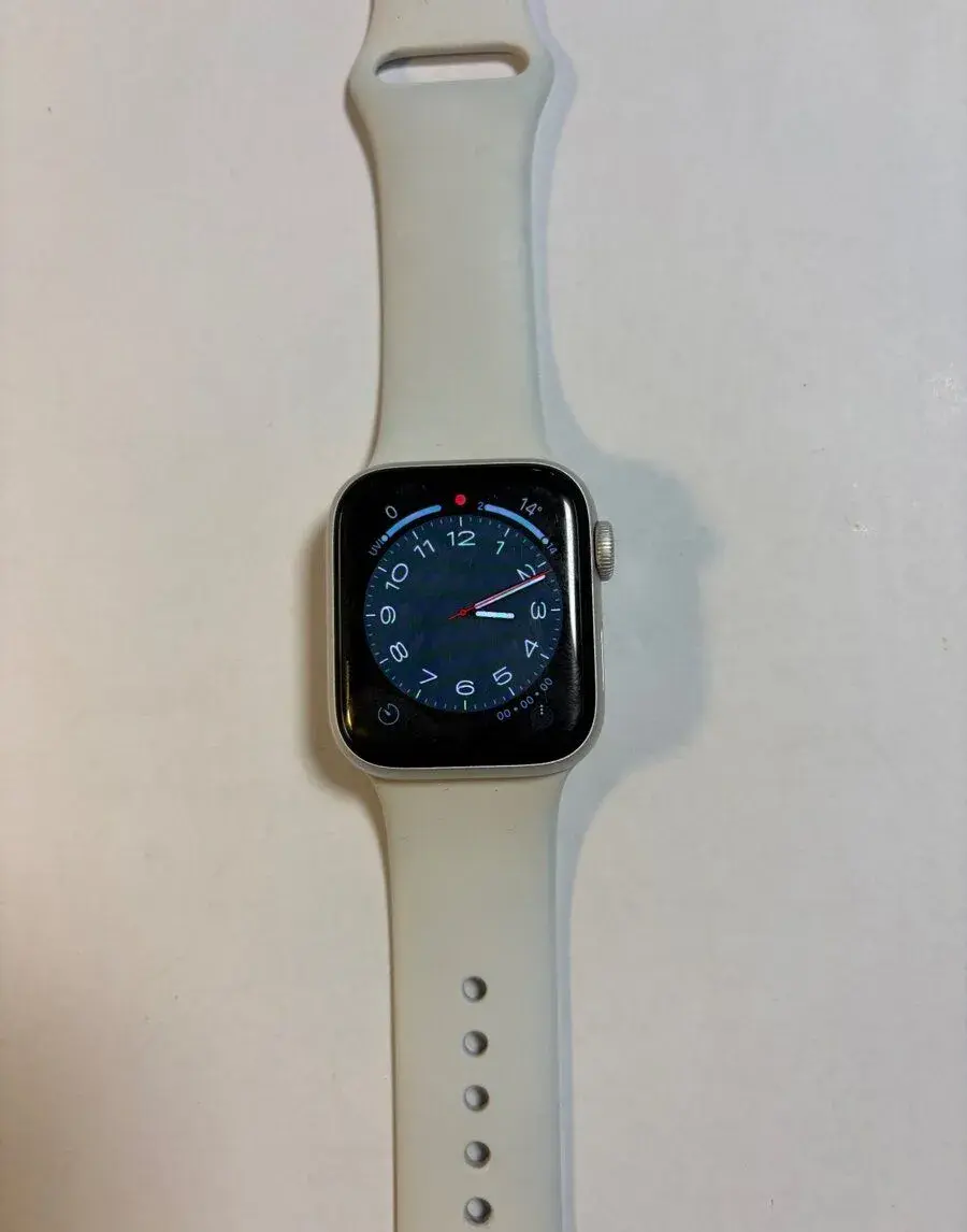 Apple Watch 5 (GPS) 40mm kondice baterie 86% s kabelem oděrk