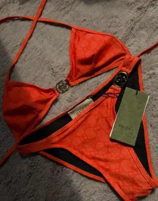 Oranžové plavky Gucci