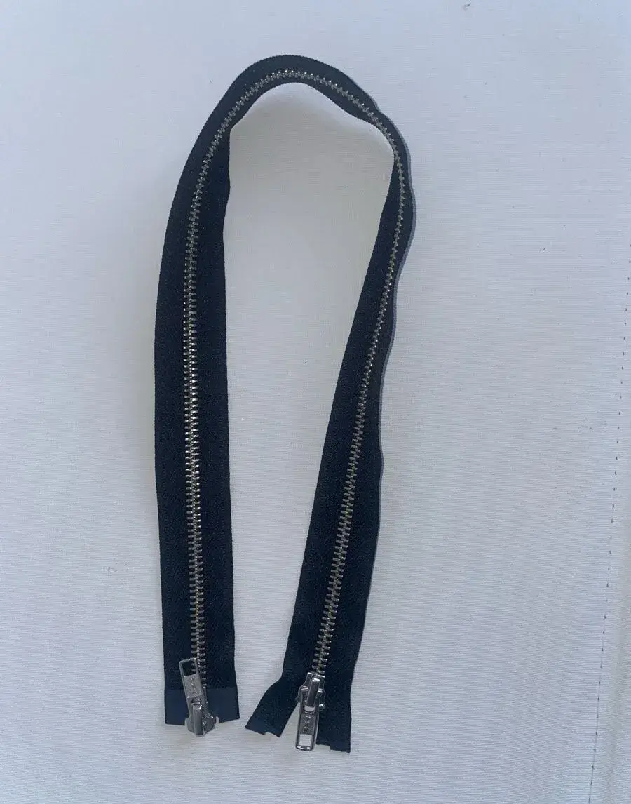 Kovový zip YKK, dělitelný, 2 jezdce, 56 cm, 5 ks